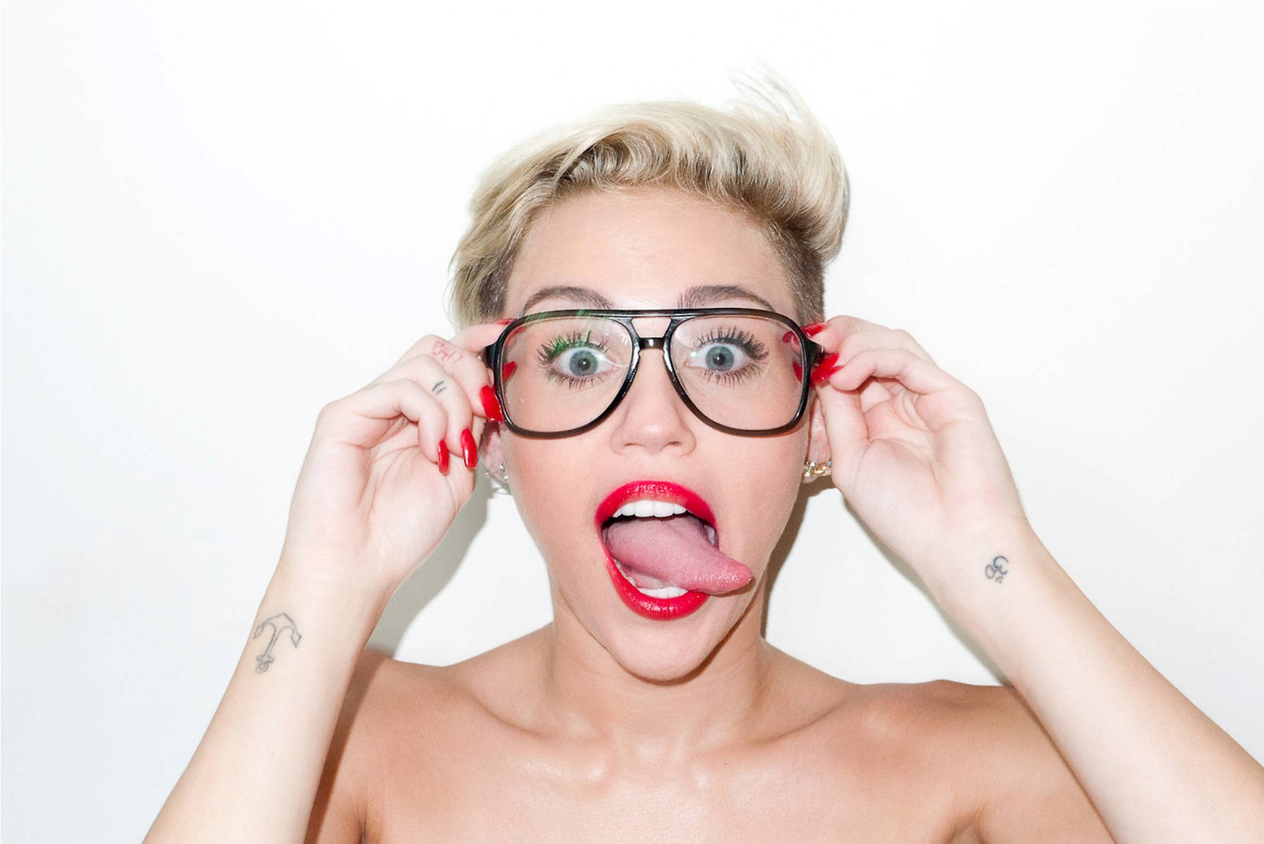 Funny And Nerdy Miley Cyrus Wallpaper