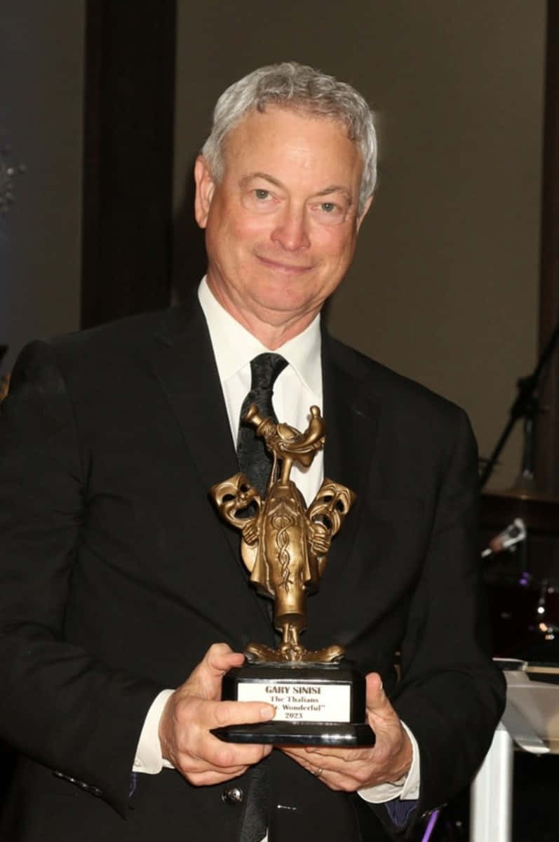 Gary Sinise Holding Award Wallpaper