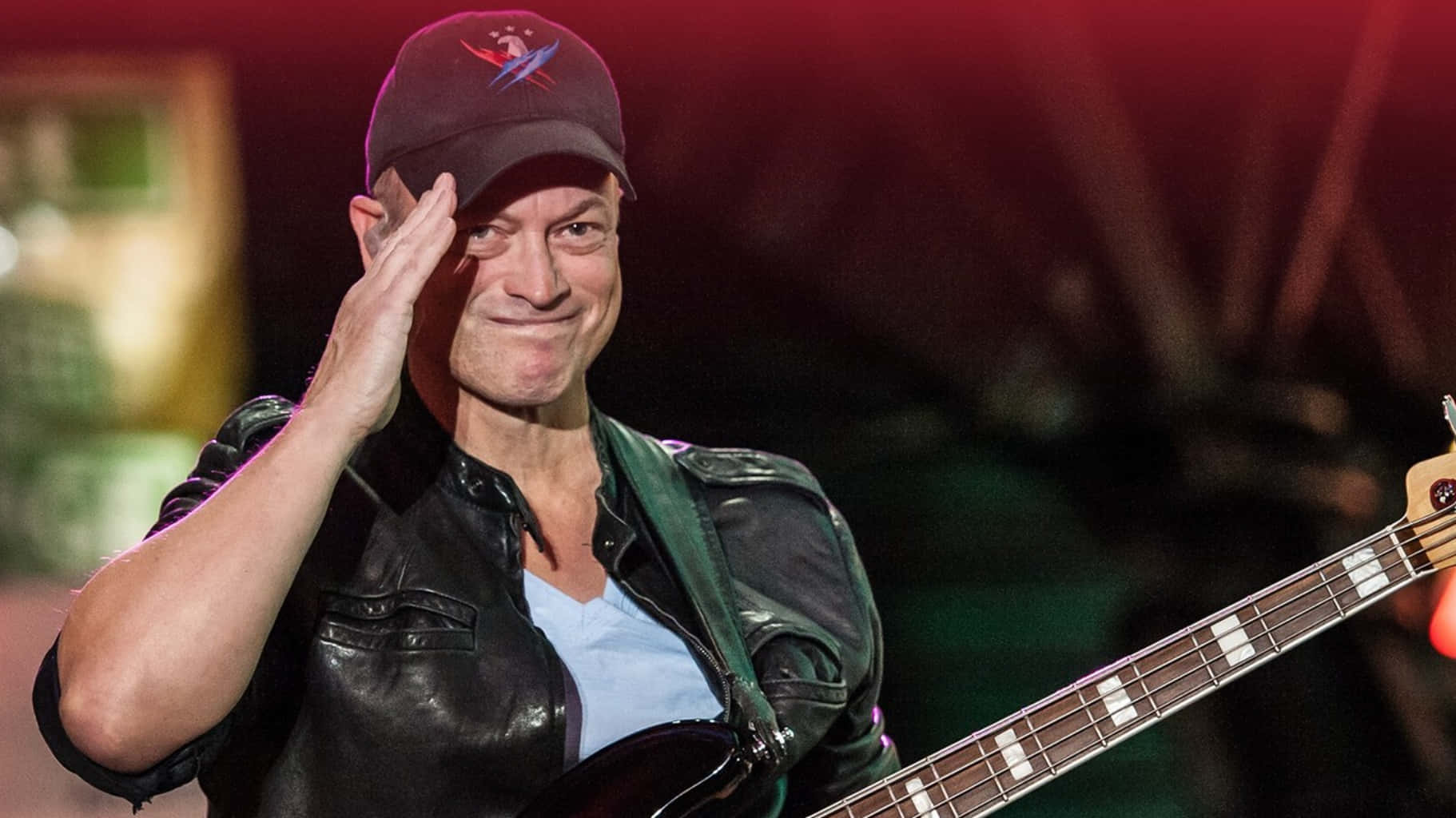 Gary Sinise Salutingon Stage Wallpaper