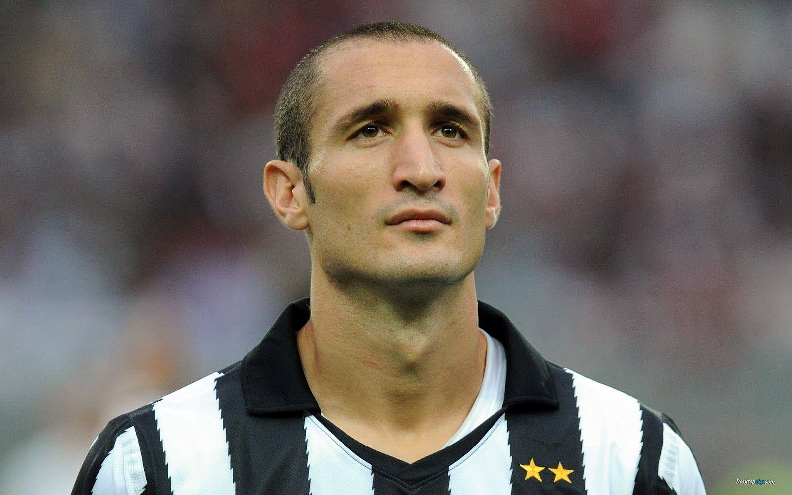 Giorgio Chiellini Juventus Fc Look Up Football Player Wallpaper