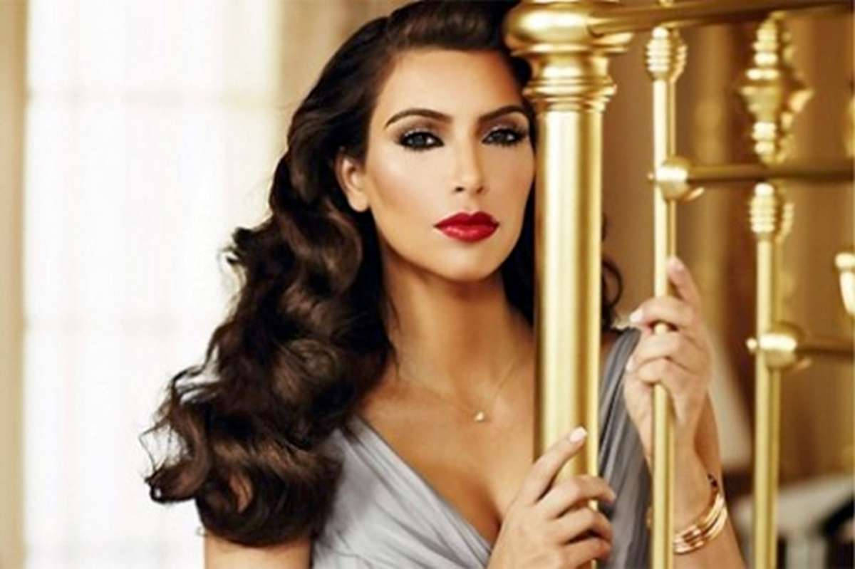 Glamorous Kim Kardashian In Silver Dress Wallpaper