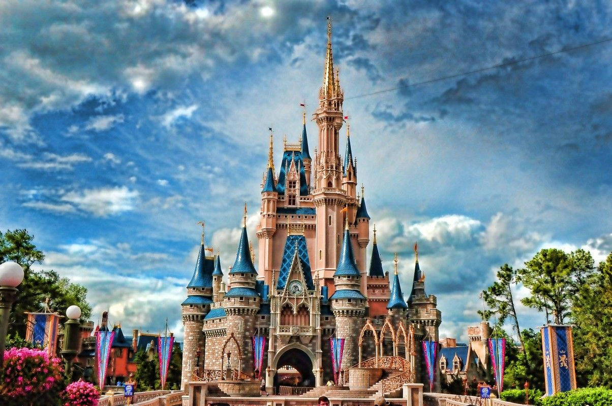 Grand Disneyland Castle And Blue Sky Wallpaper