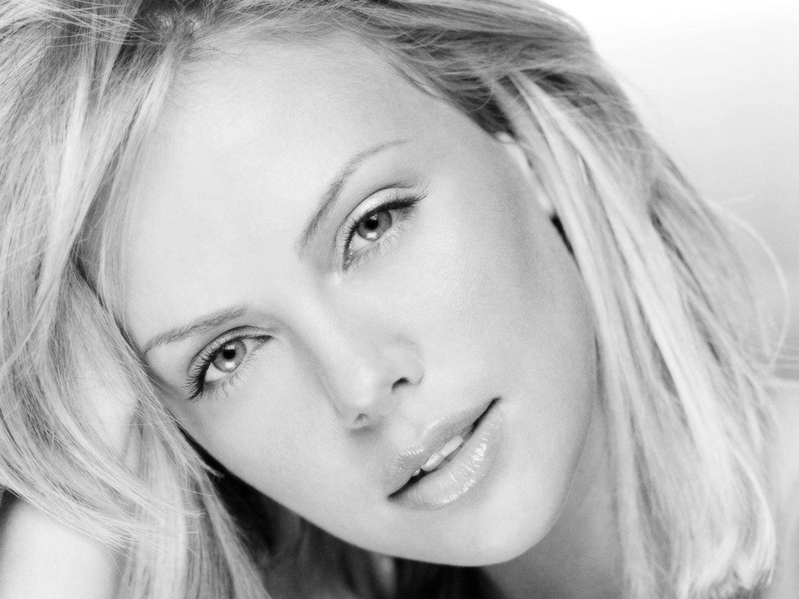 Grayscale Charlize Theron Close-up Wallpaper