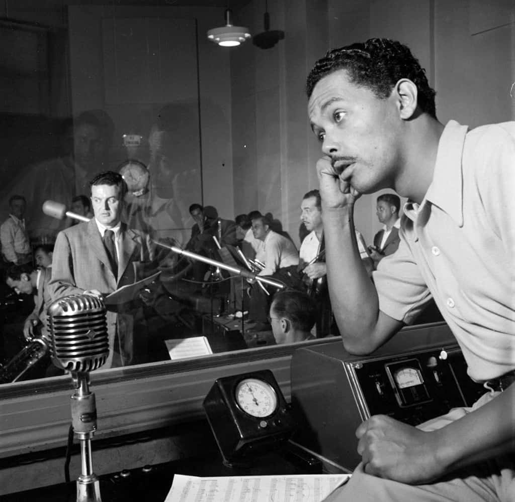 Greyscale Billy Eckstine In Recording Studio Wallpaper