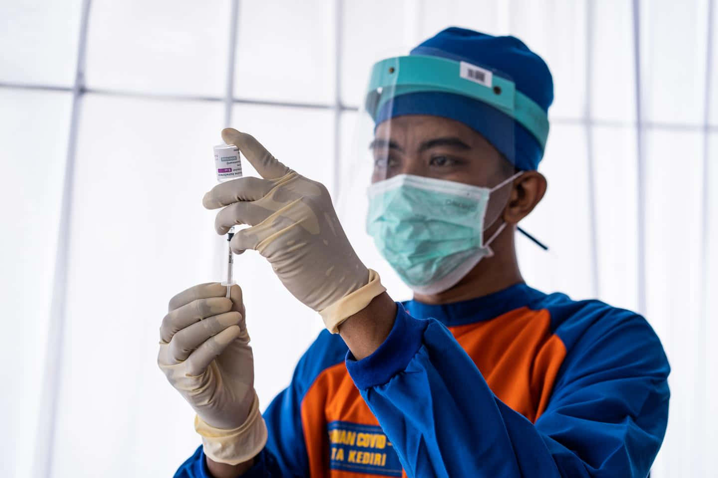 Health Worker Administering Astrazeneca's Covax Vaccine In East Java. Wallpaper