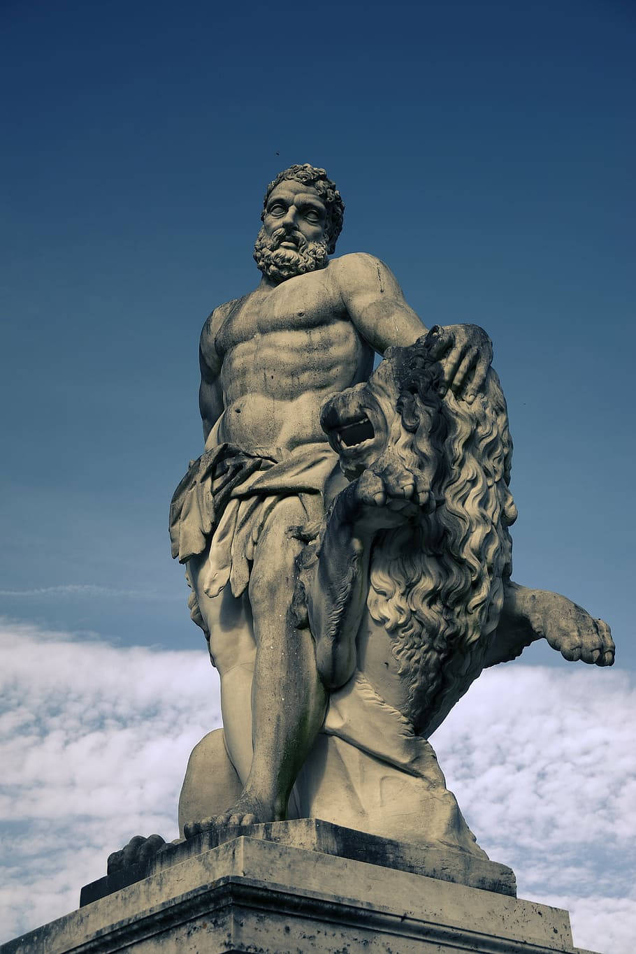 Hercules Sculpted Statue Wallpaper