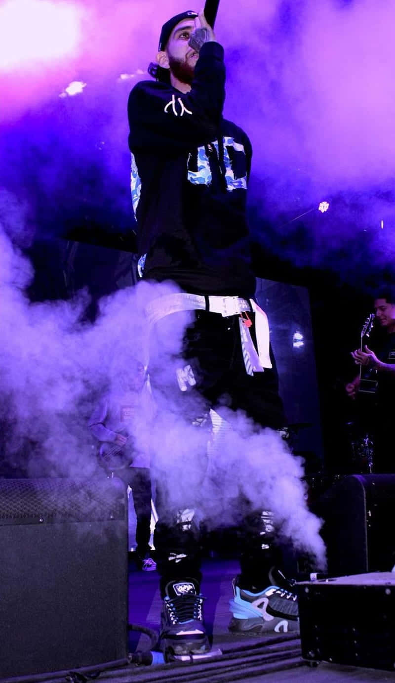 Herencia De Patrones Performing With Smoke Wallpaper