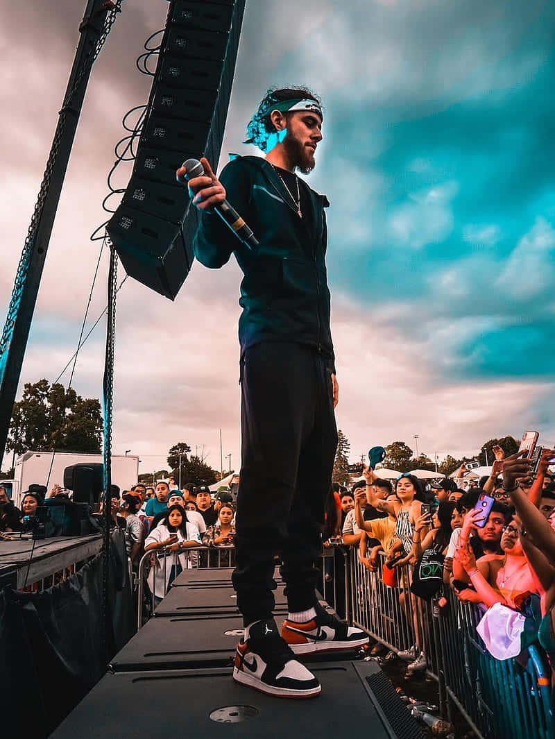 Herencia De Patrones Vocalist Looking At Crowd Wallpaper