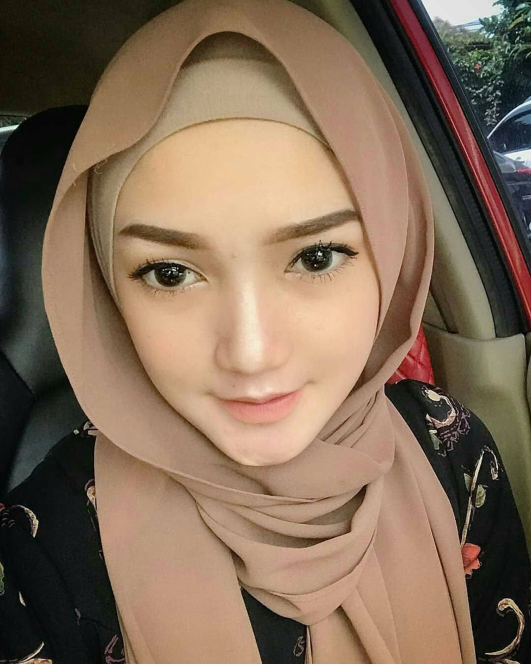 Hijab Girl Car Selfie Wallpaper