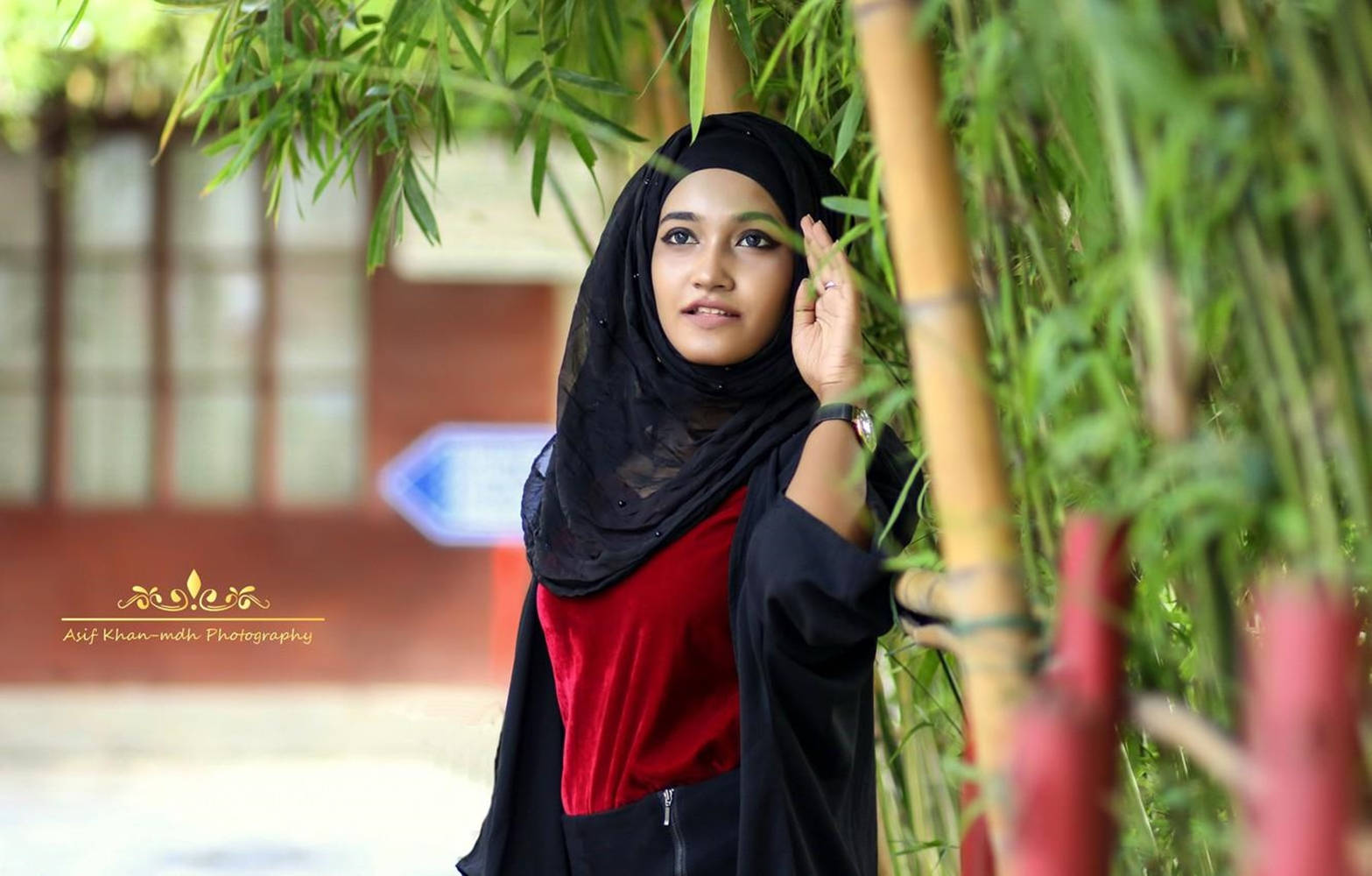Hijab Girl In Black And Red Wallpaper
