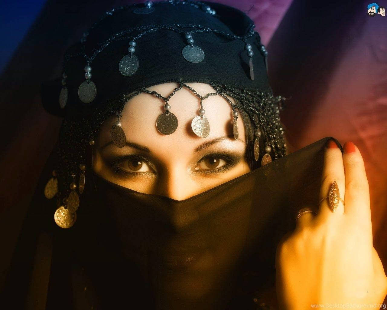 Hijab Girl With Dangles Wallpaper