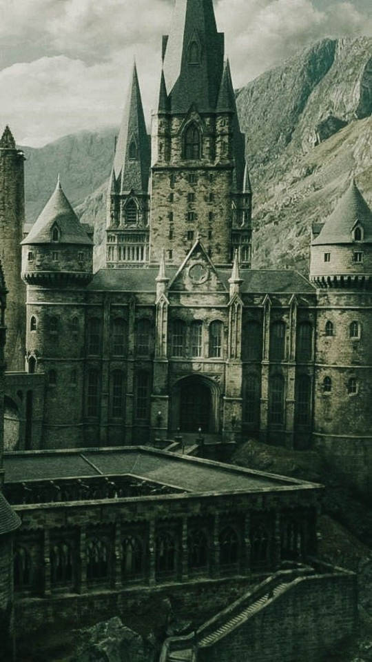 Hogwarts Prominent Towers Hp Aesthetic Wallpaper