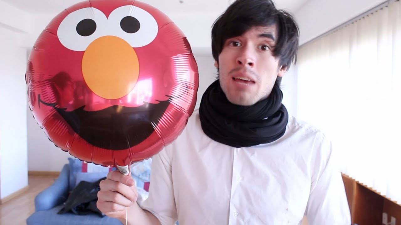 Holasoygerman With Elmo Balloon Wallpaper