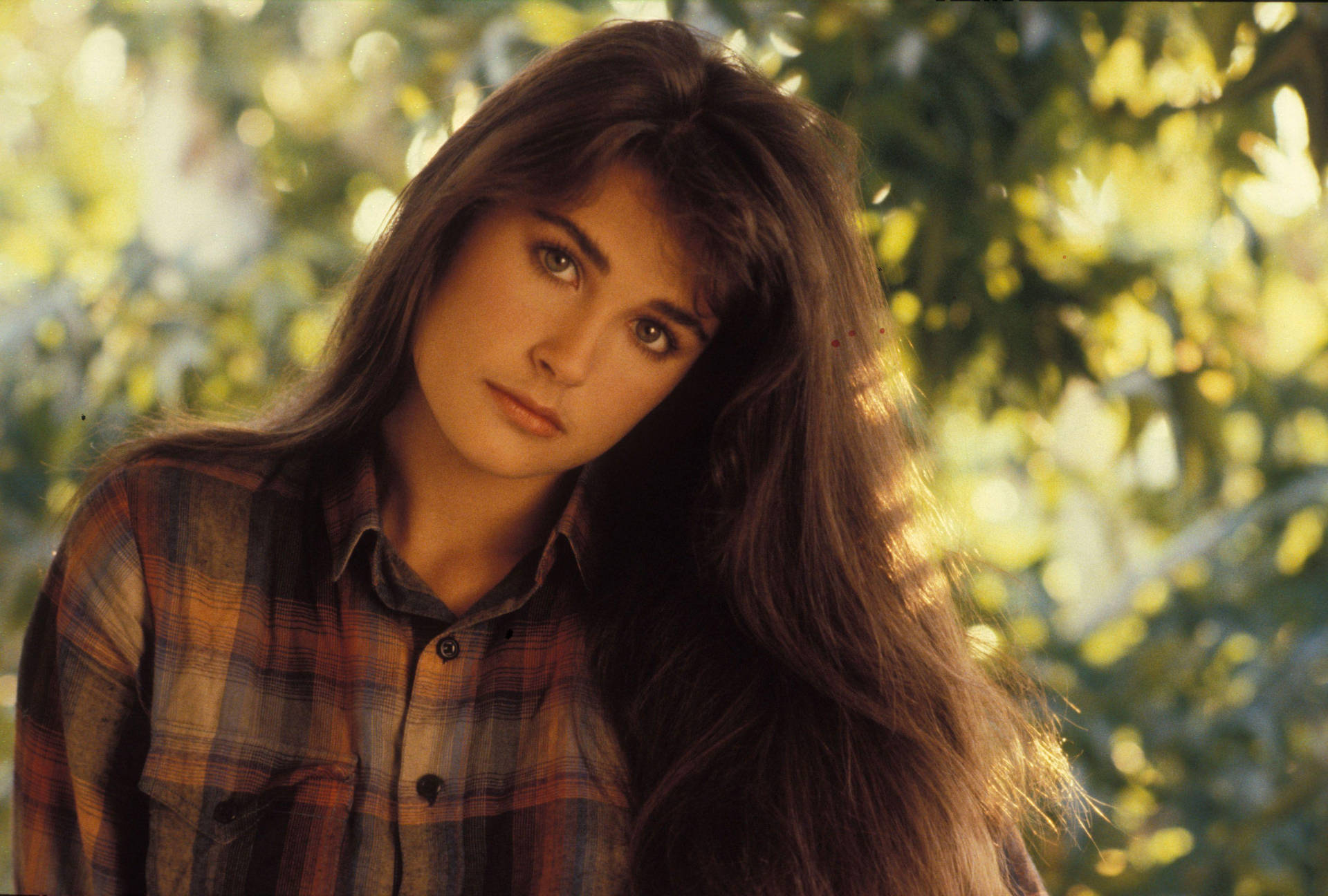 Download free Hollywood Actress Demi Moore Young Still Shot Wallpaper -  MrWallpaper.com