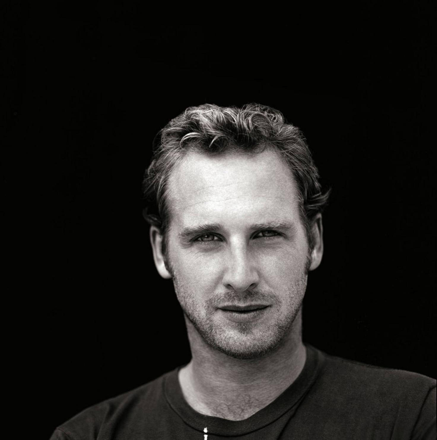 Hollywood Celebrity Josh Lucas Black And White Portrait Wallpaper