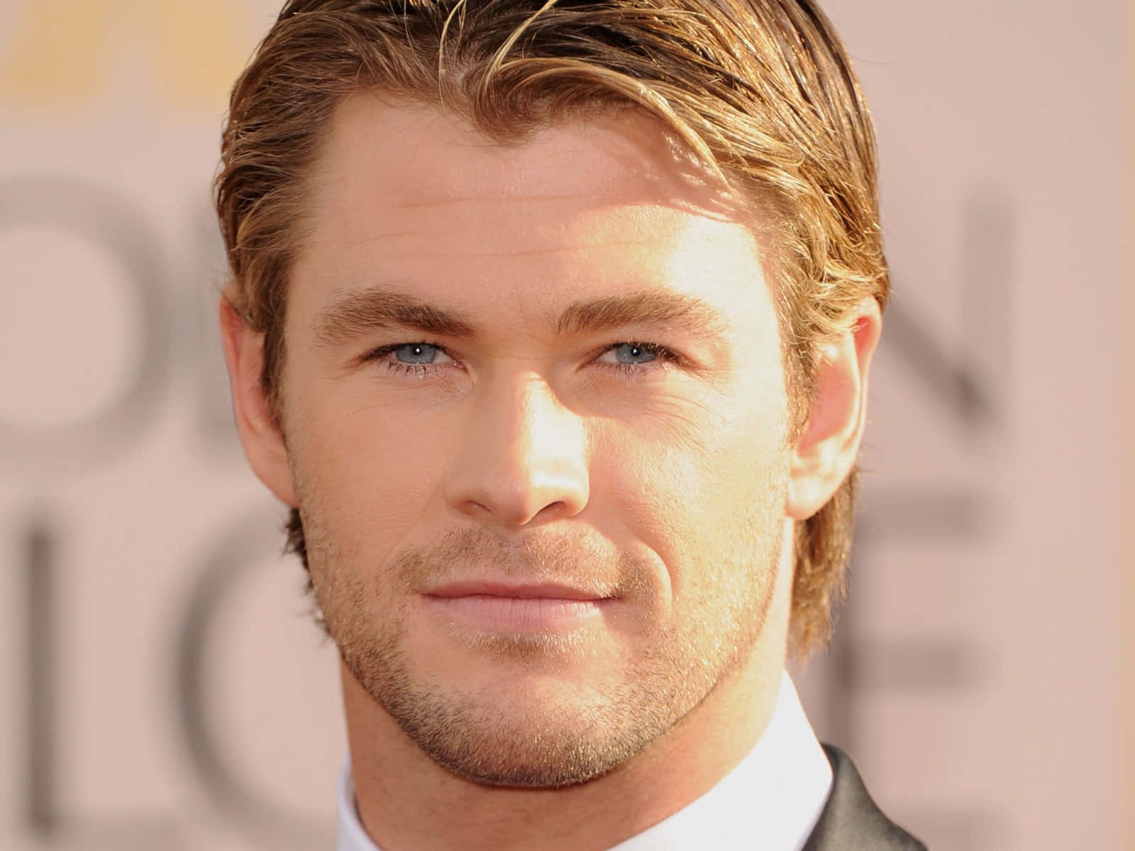 Hombres Guapos Chris Hemsworth Portrait Wallpaper