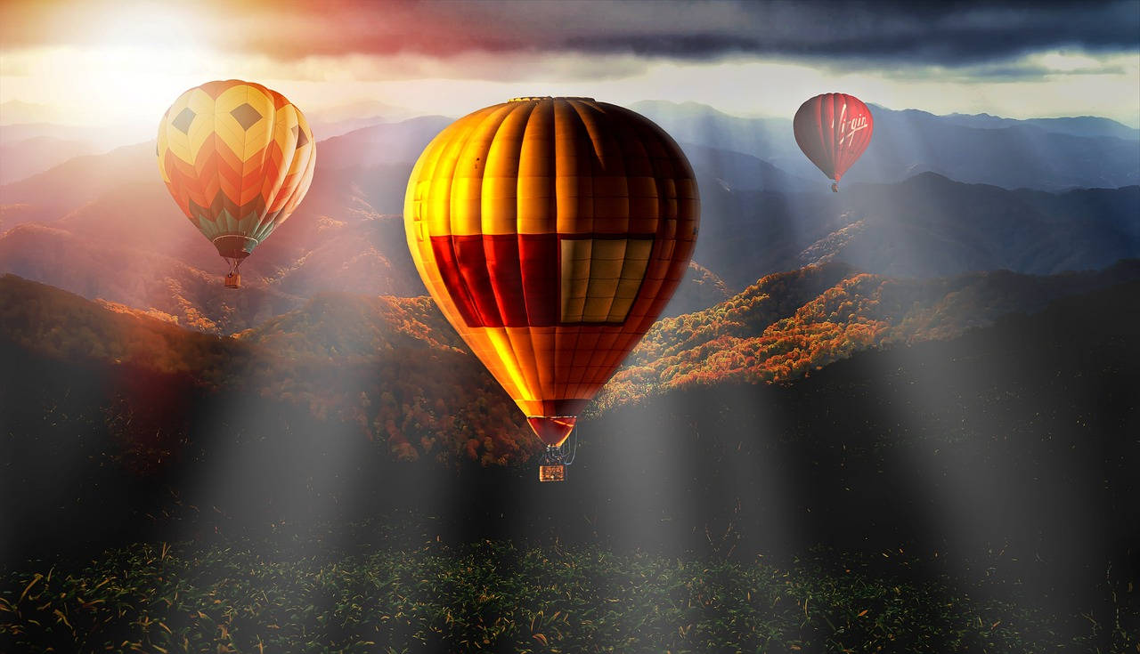 Hot Air Balloon Sun Rays Wallpaper