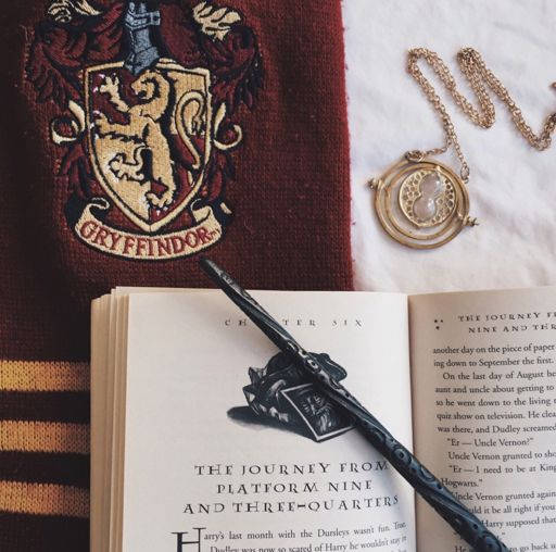 Hp Open Book And Gryffindor Robe Aesthetic Wallpaper