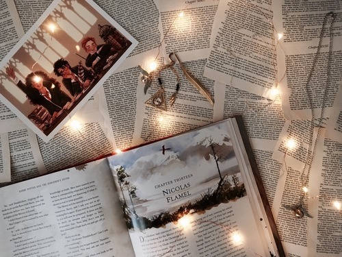 Hp Pages Scattered Aesthetic Wallpaper