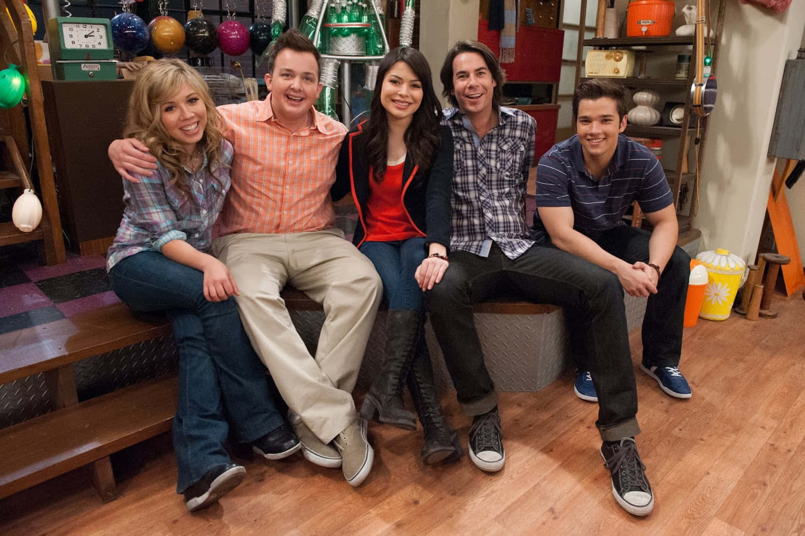 I Carly Cast Together On Set Wallpaper