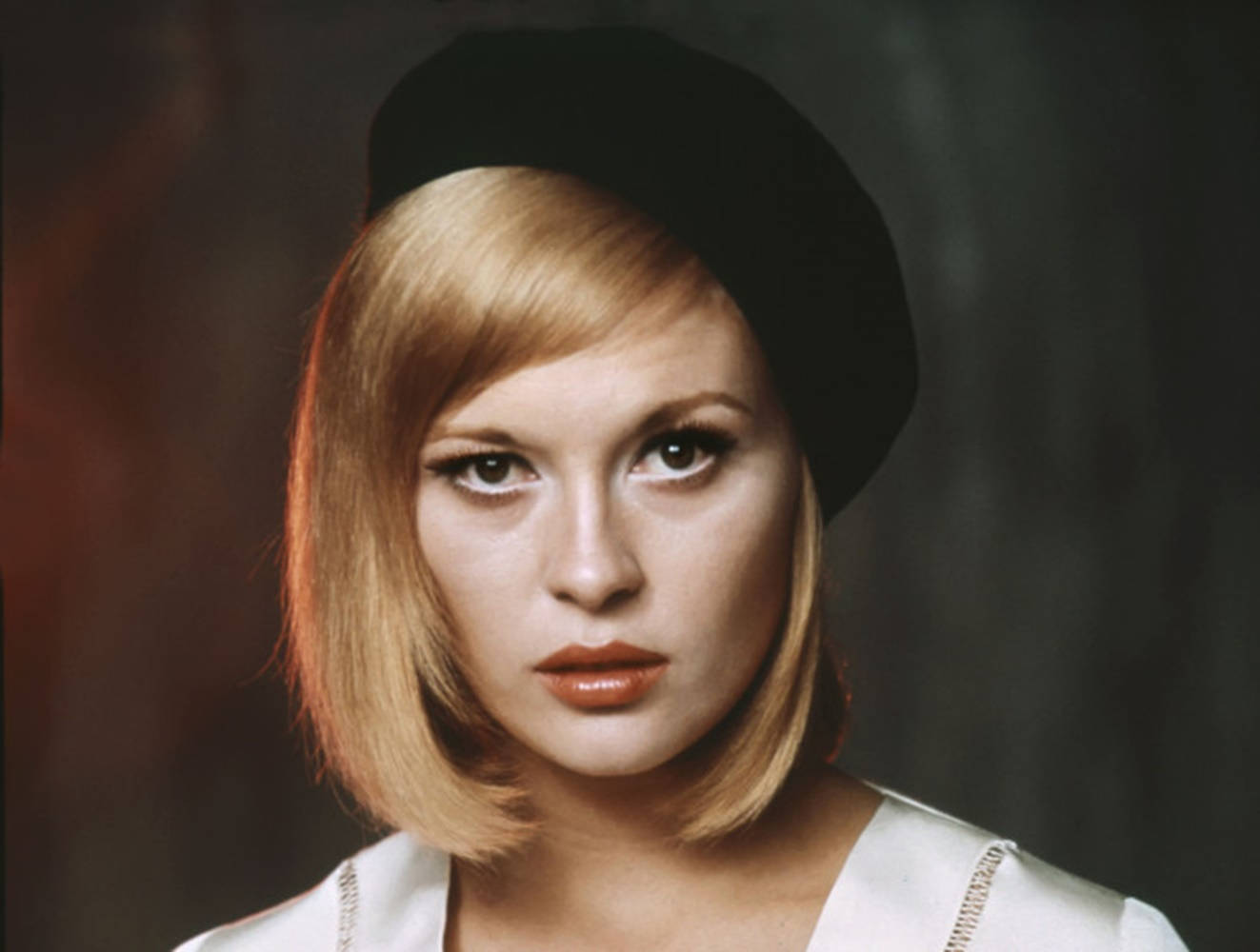 Iconic Hollywood Actress Faye Dunaway In A Vintage 1967 Portrait Wallpaper