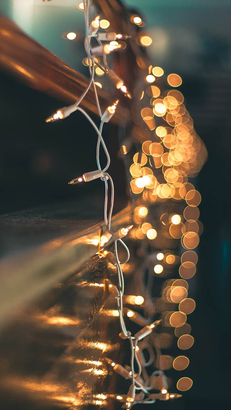 Illuminating The Night With Serene Christmas Lights Aesthetic. Wallpaper