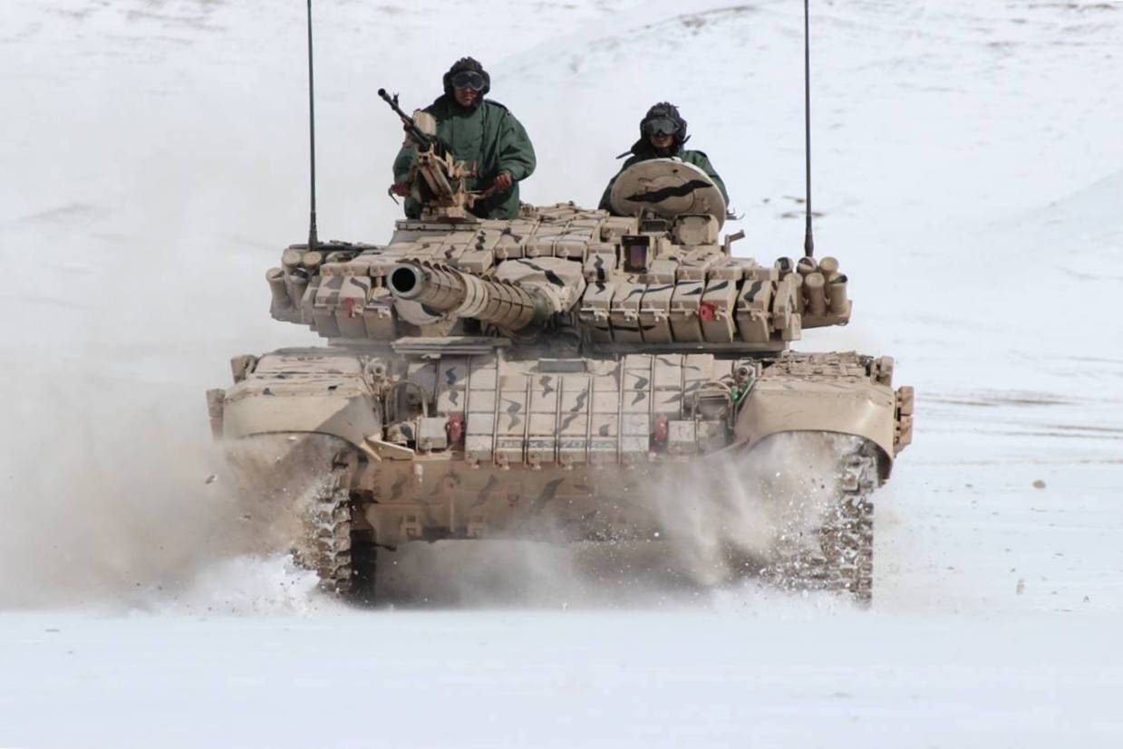 Indian Soldiers In T-90s In Snow Wallpaper