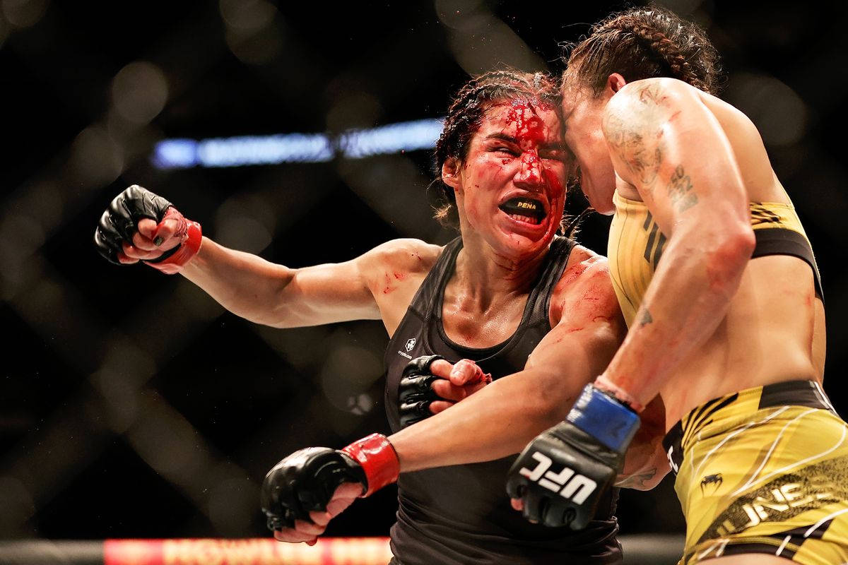 Intense Face-off Between Julianna Peña And Amanda Nunes Wallpaper