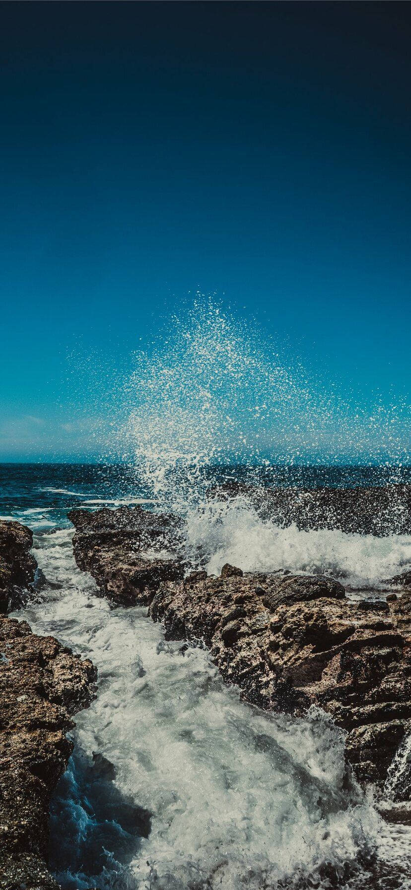 Iphone 4k Beach Waves Crashing Rocks Wallpaper