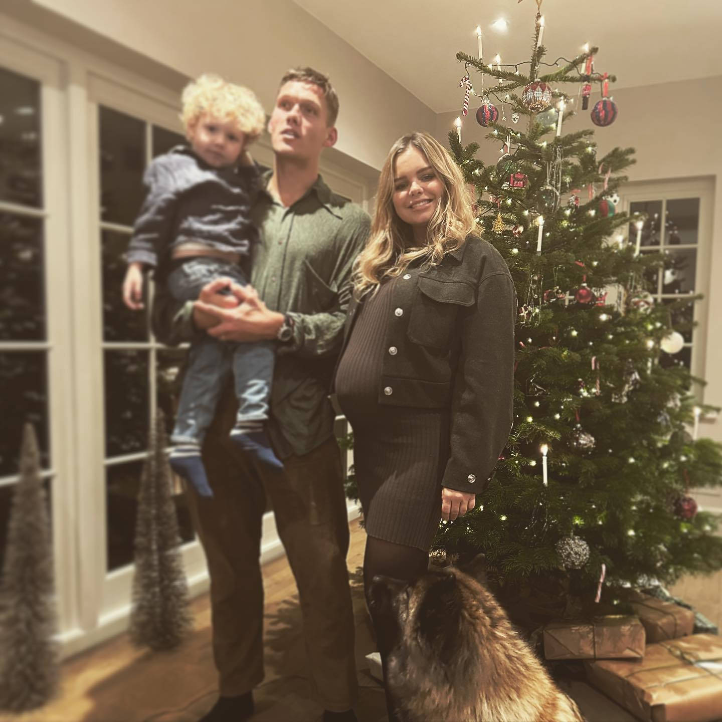 Jannik Vestergaard With Family During Christmas Wallpaper