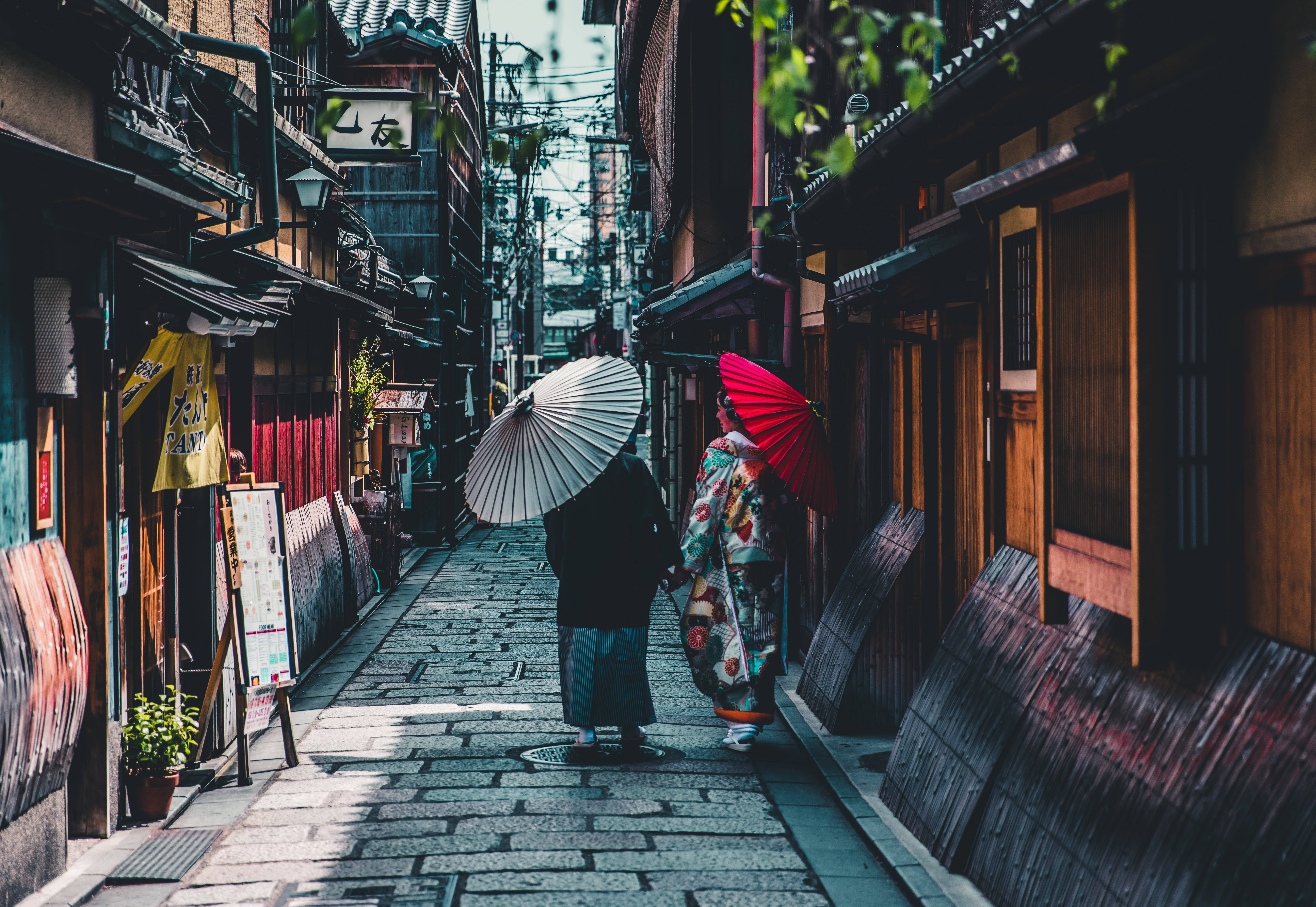 Japanese Hd Kyoto Alley With Women Wallpaper
