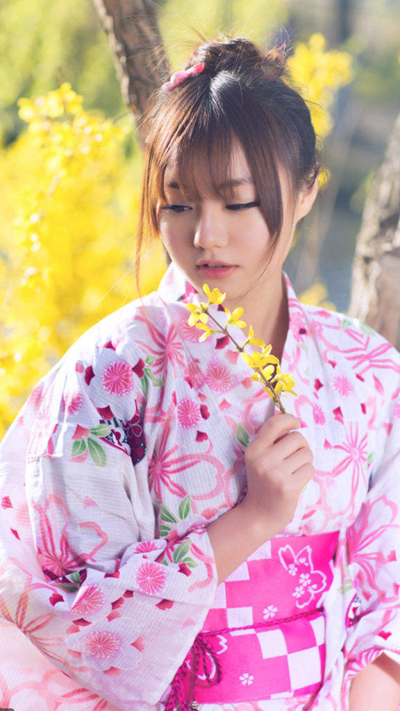 Japanese Phone Girl In Kimono Wallpaper