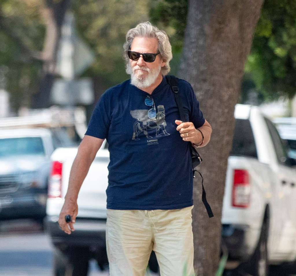 Jeff Bridges Looking Stylish In Sunglasses Wallpaper