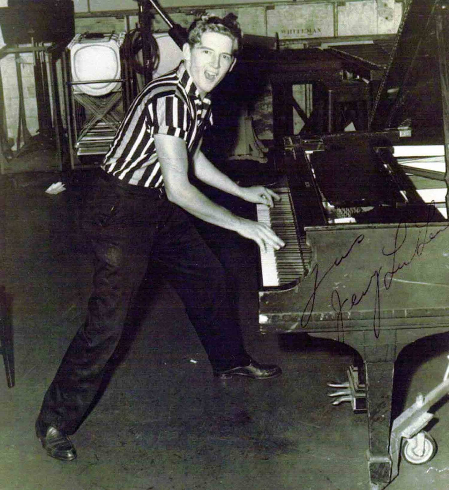 Jerry Lee Lewis Happily Singing Signature Wallpaper