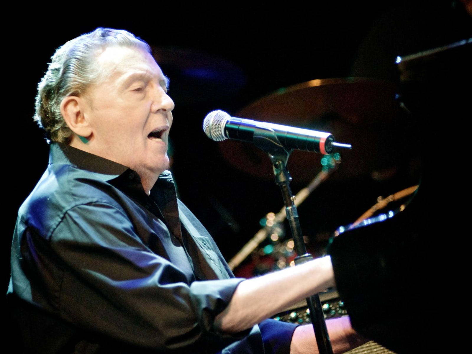 Jerry Lee Lewis Singing With Microphone Piano Wallpaper