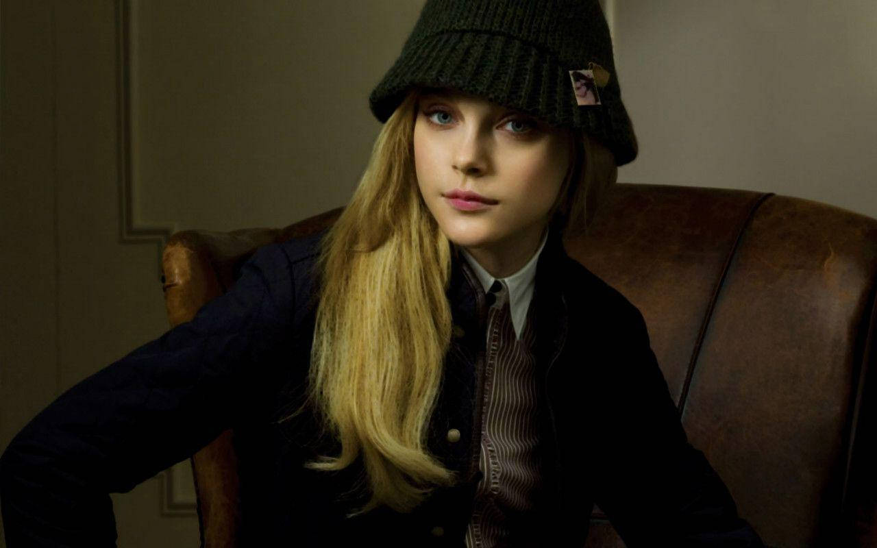 Jessica Stam Stunning In Knitted Bucket Hat Wallpaper