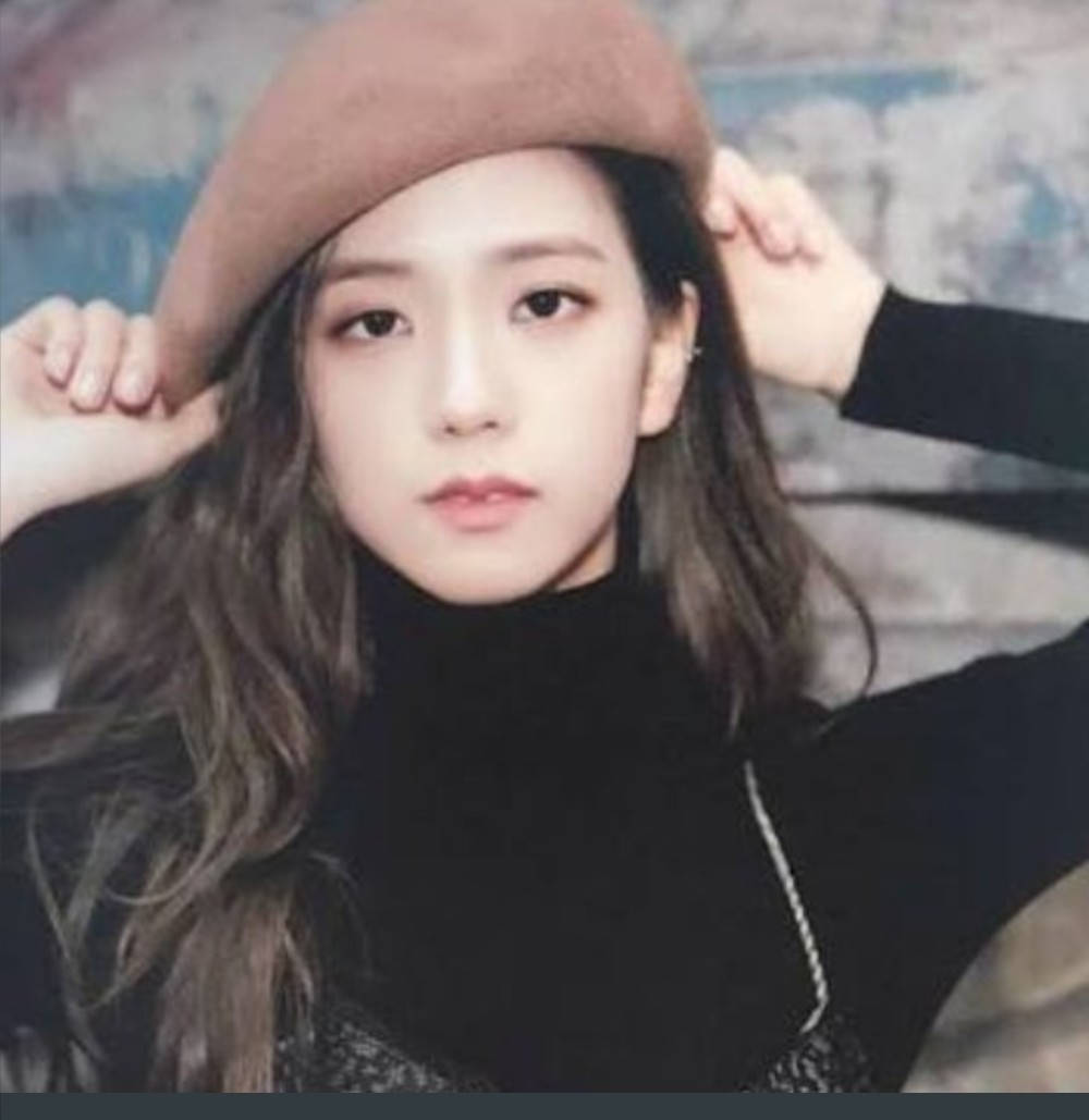 Jisoo Cute Wearing A Beret Hat Wallpaper
