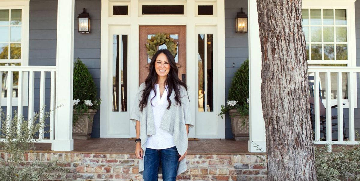 Joanna Gaines Outside Modern Exterior House Wallpaper