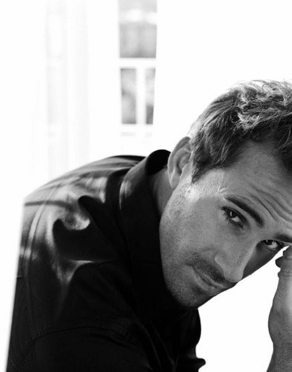 Joseph Fiennes Giving A Smoldering Stare Wallpaper