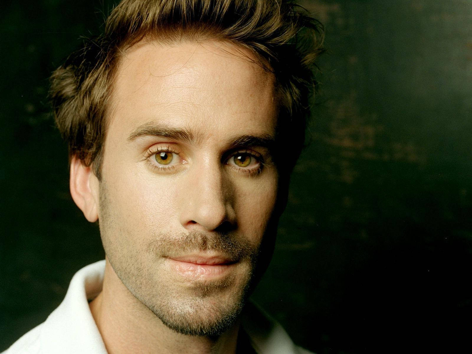 Joseph Fiennes In A Dark Green Room Wallpaper