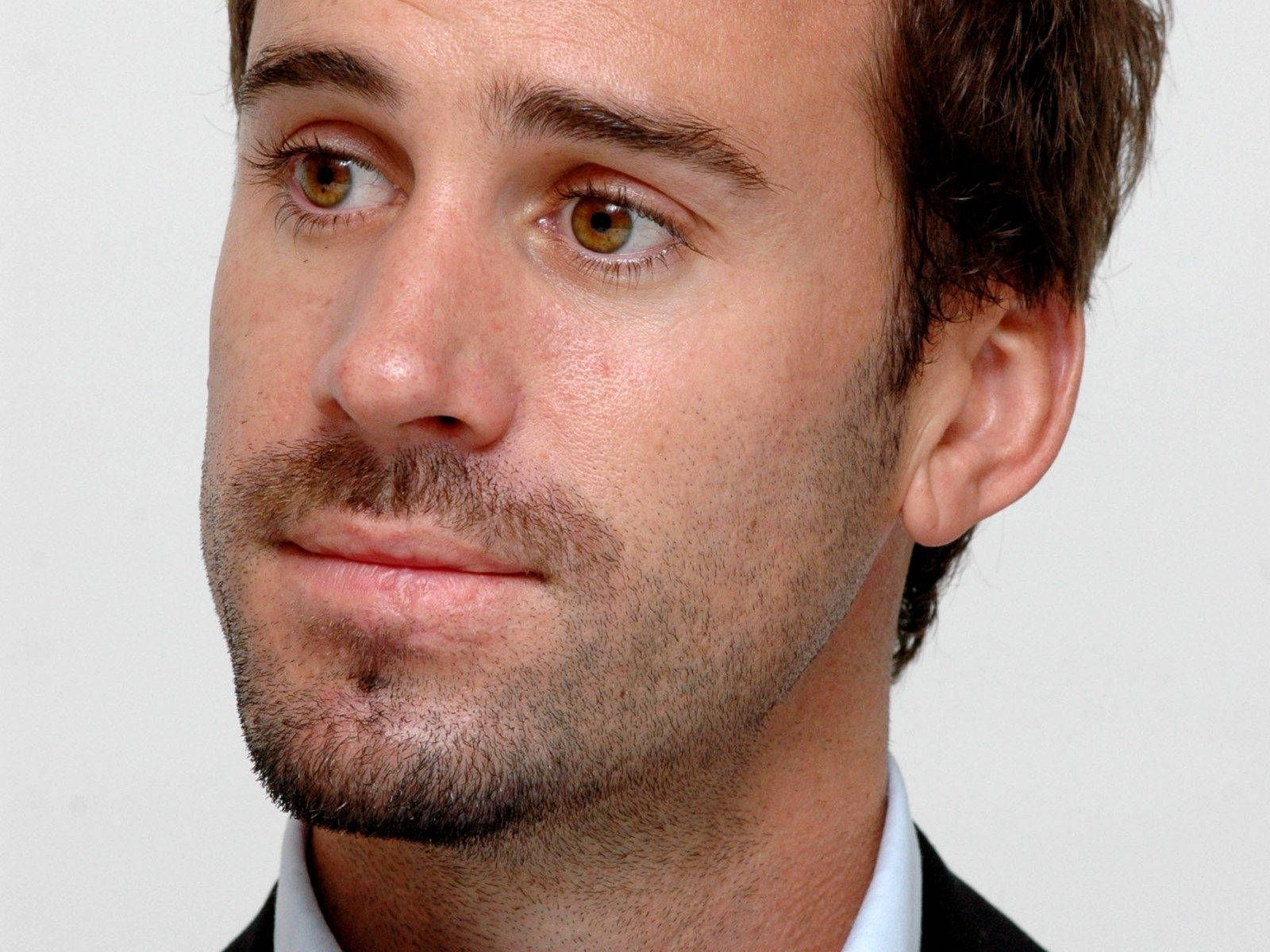 Joseph Fiennes With Brown Eyes Wallpaper