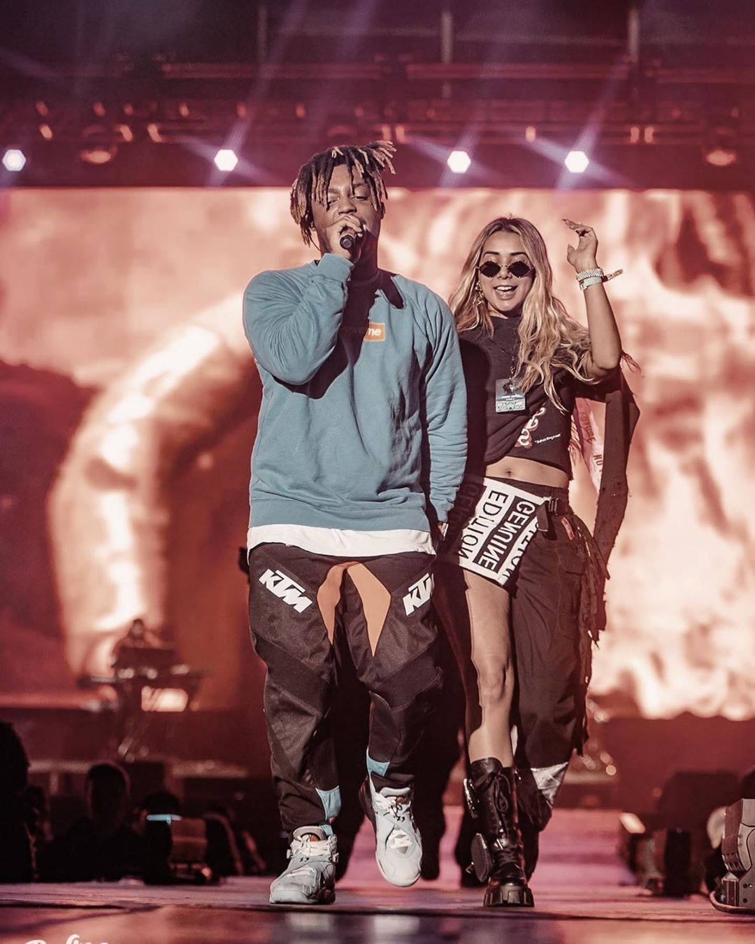 Juice Wrld And Ally In Concert Wallpaper