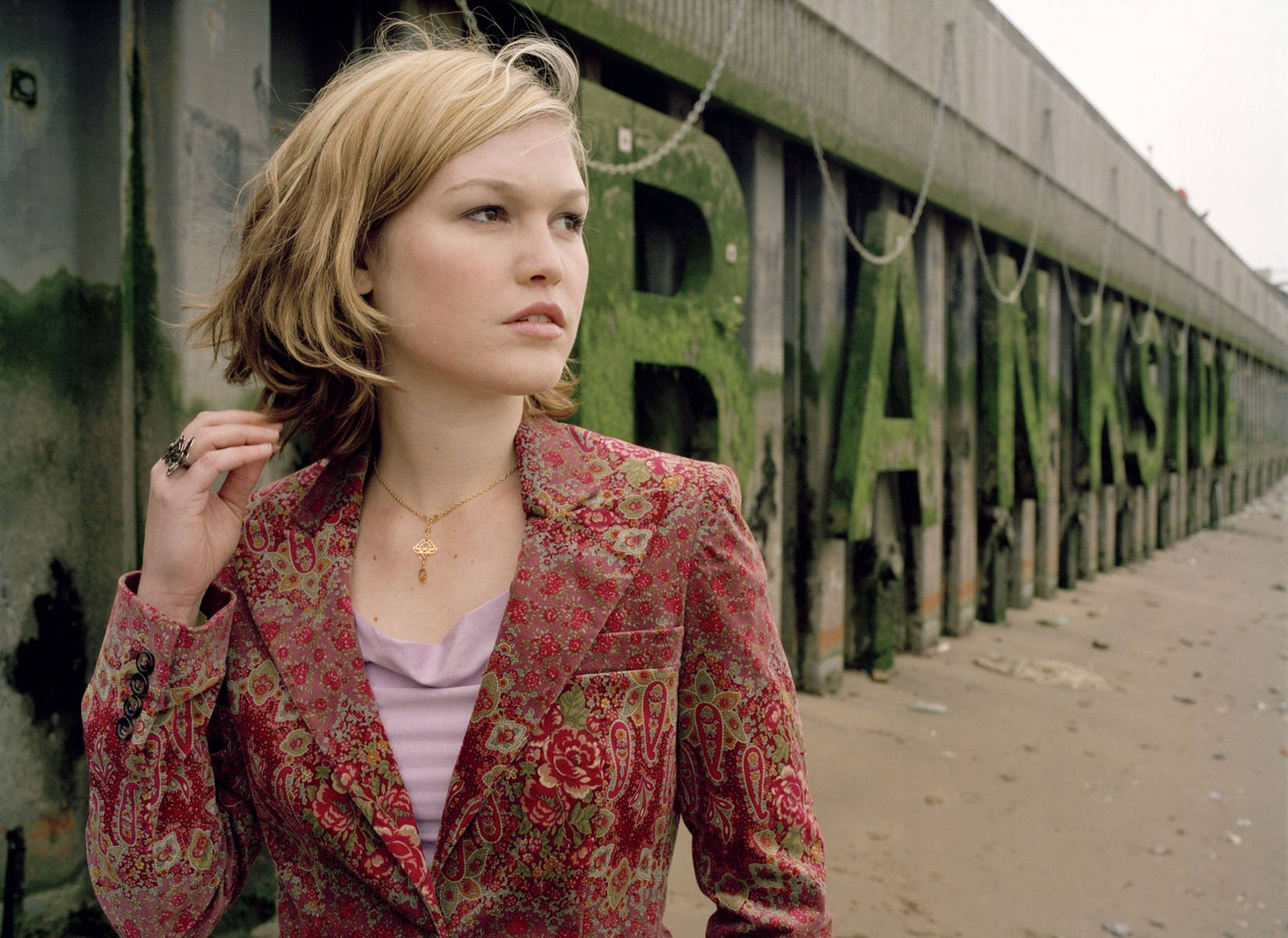 Julia Stiles Bankside Photo Wallpaper