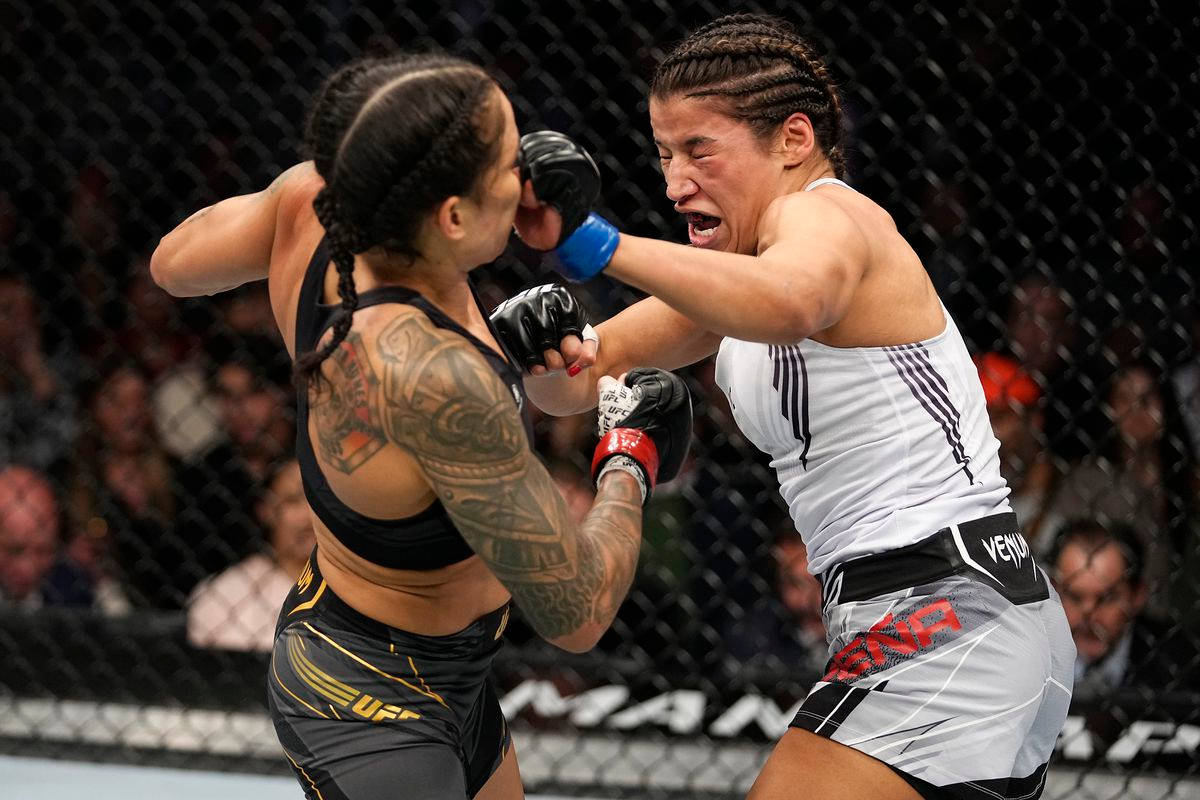 Julianna Peña Punching Face Of Amanda Nunes Wallpaper