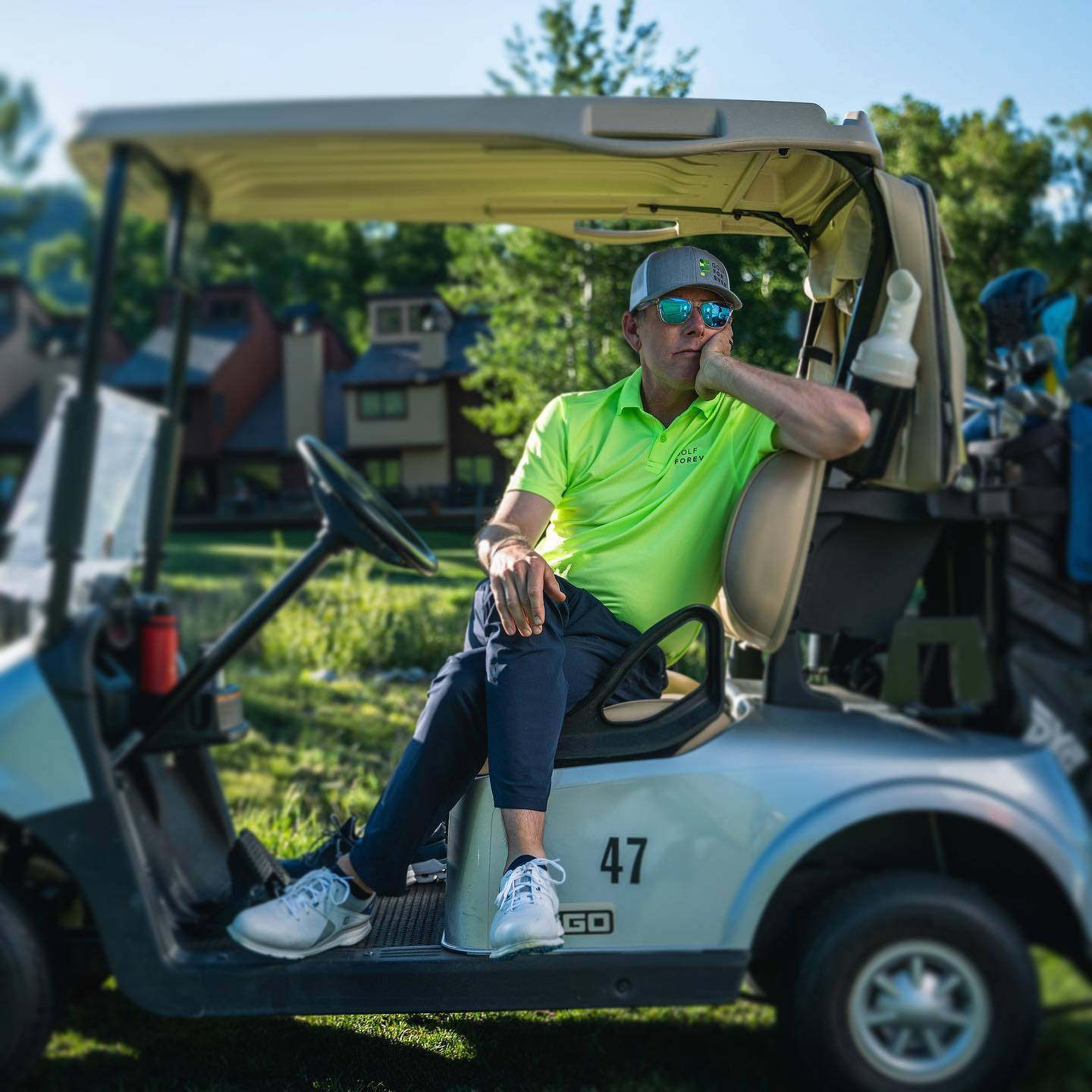 Justin Leonard Cruising In A Golf Cart On The Course Wallpaper