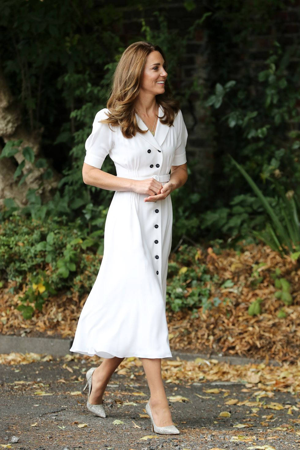 Kate Middleton In Cotton White Dress Wallpaper