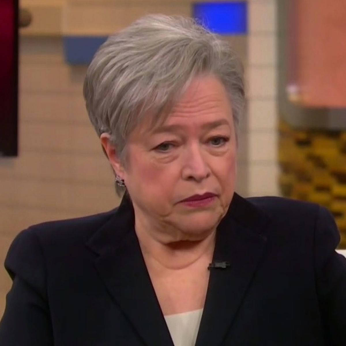 Kathy Bates Heartbreak Interview Wallpaper