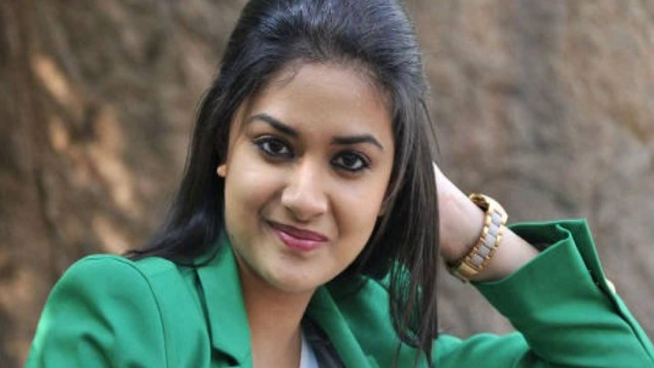 Keerthi Suresh In Green Blazer Hd Wallpaper