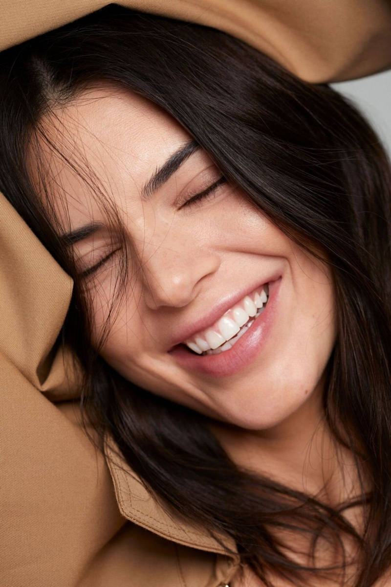 Kendall Jenner Smiling Wallpaper
