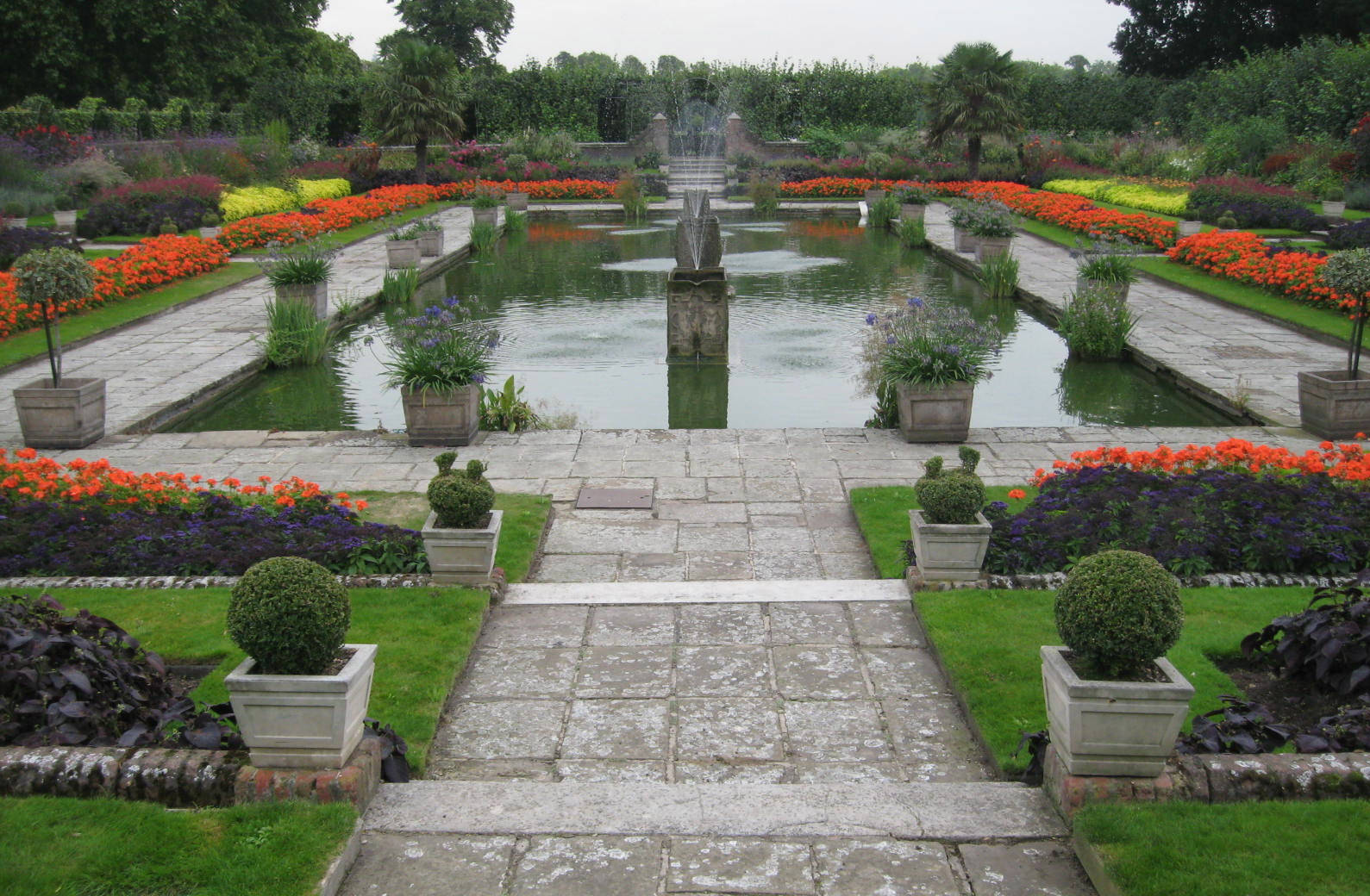 Kensington Palace Pool Fountain Wallpaper